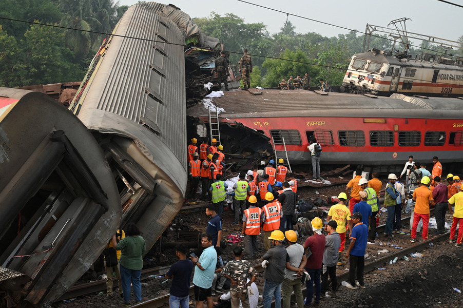 Rescue workers gather around damaged carriages at the accident site of a three-train collision near Balasore, about 200 km (125 miles) from the state capital Bhubaneswar in the eastern state of Odisha, on June 3, 2023. © DIBYANGSHU SARKAR / AFP