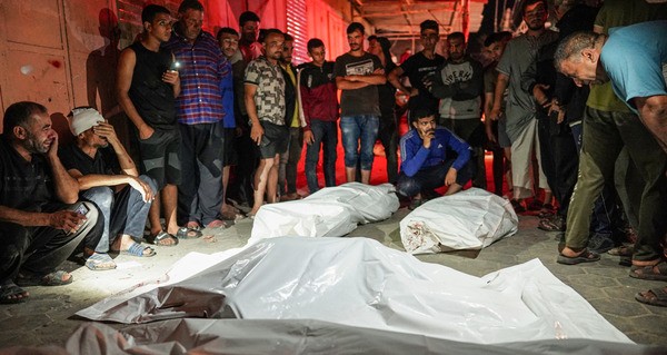 غزہ پر اسرائیل کی شدید بمباری کے نتیجے میں درجنوں فلسطینی جاں بحق ہو گئے۔