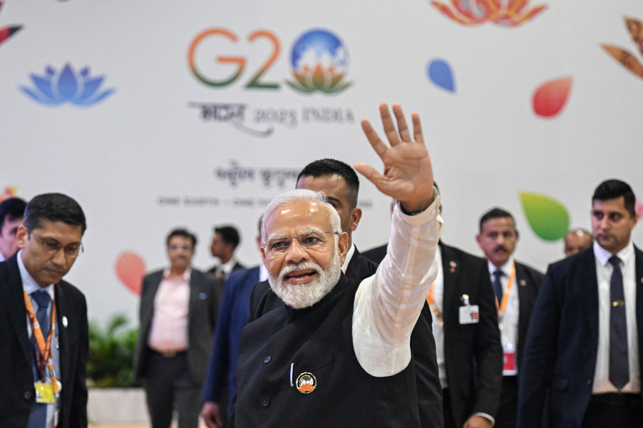 India's Prime Minister Narendra Modi (C) waves to the media representatives during his visit to the International media centre, at the G20 summit venue, in New Delhi on September 10, 2023. © Money SHARMA / AFP