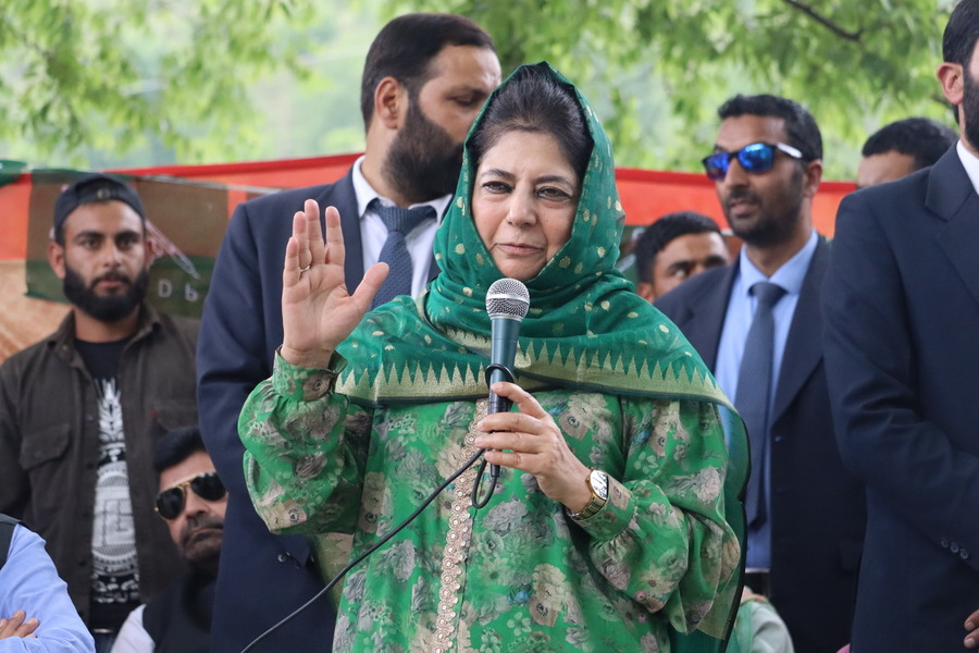 PDP President Mehbooba Mufti is addressing the public in the Gursai area of Mendhar, Poonch district, on April 26, 2024. © Nazim Ali Khan/NurPhoto