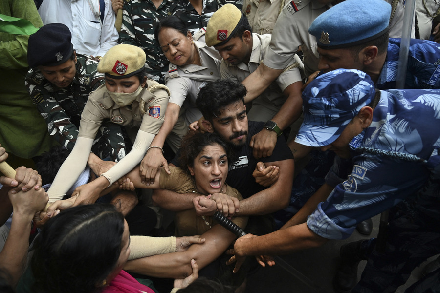 Indian wrestlers Vinesh Phogat (C) with others are detained by the police while attempting to march to India's new parliament in New Delhi on May 28, 2023. © Arun THAKUR / AFP