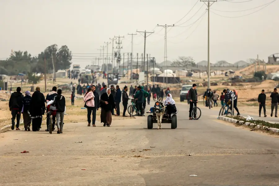 A stream of people, on foot or riding donkey carts laden with their belongings, leaves Khan Younis and moves towards the southern city of Rafah after Israeli forces ordered them to evacuate. [Jehad Alshrafi/Anadolu]