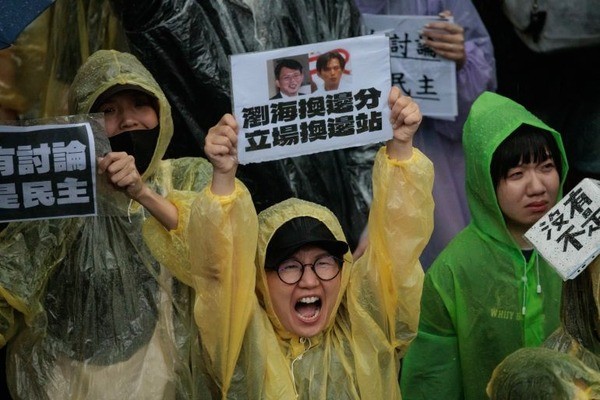 Why are thousands protesting in Taiwan?